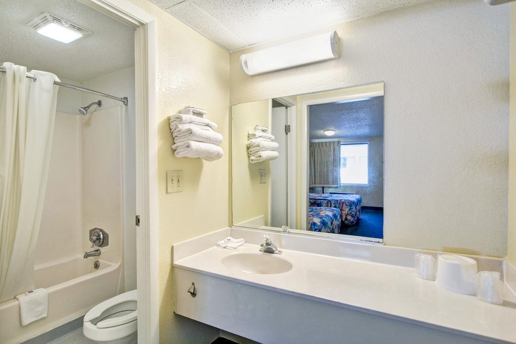 Super 8 by Wyndham Aberdeen Southern Pines Exterior foto