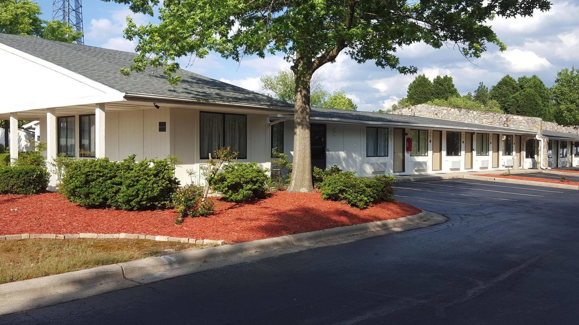 Super 8 by Wyndham Aberdeen Southern Pines Exterior foto