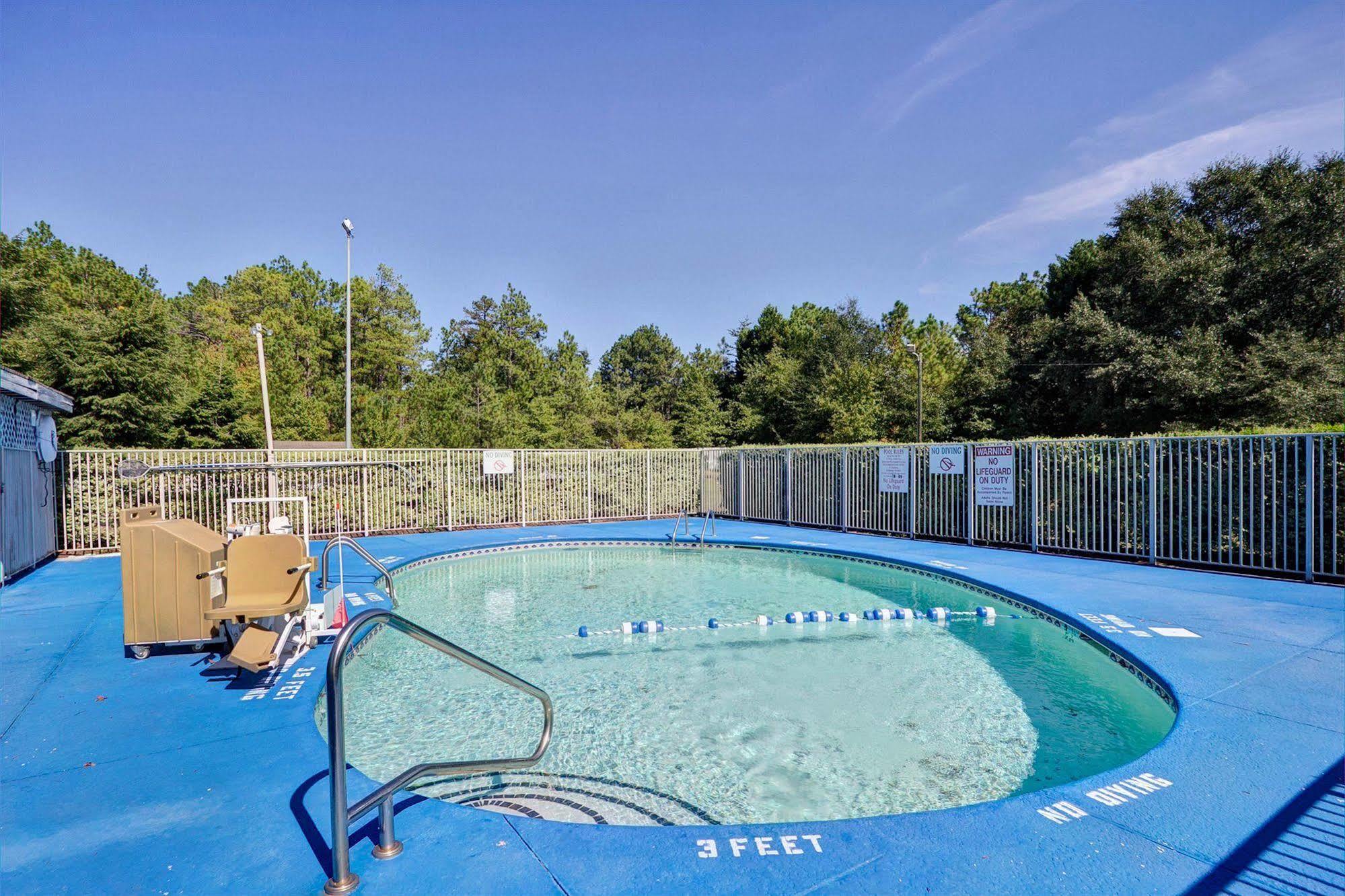 Super 8 by Wyndham Aberdeen Southern Pines Exterior foto
